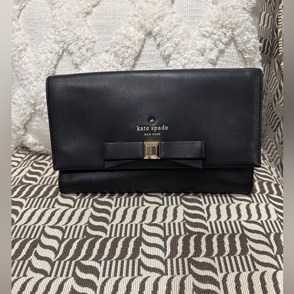 Black leather Kate Spade clutch, 6" × 9.75", a few light scratches💋💋💋classy‼️
